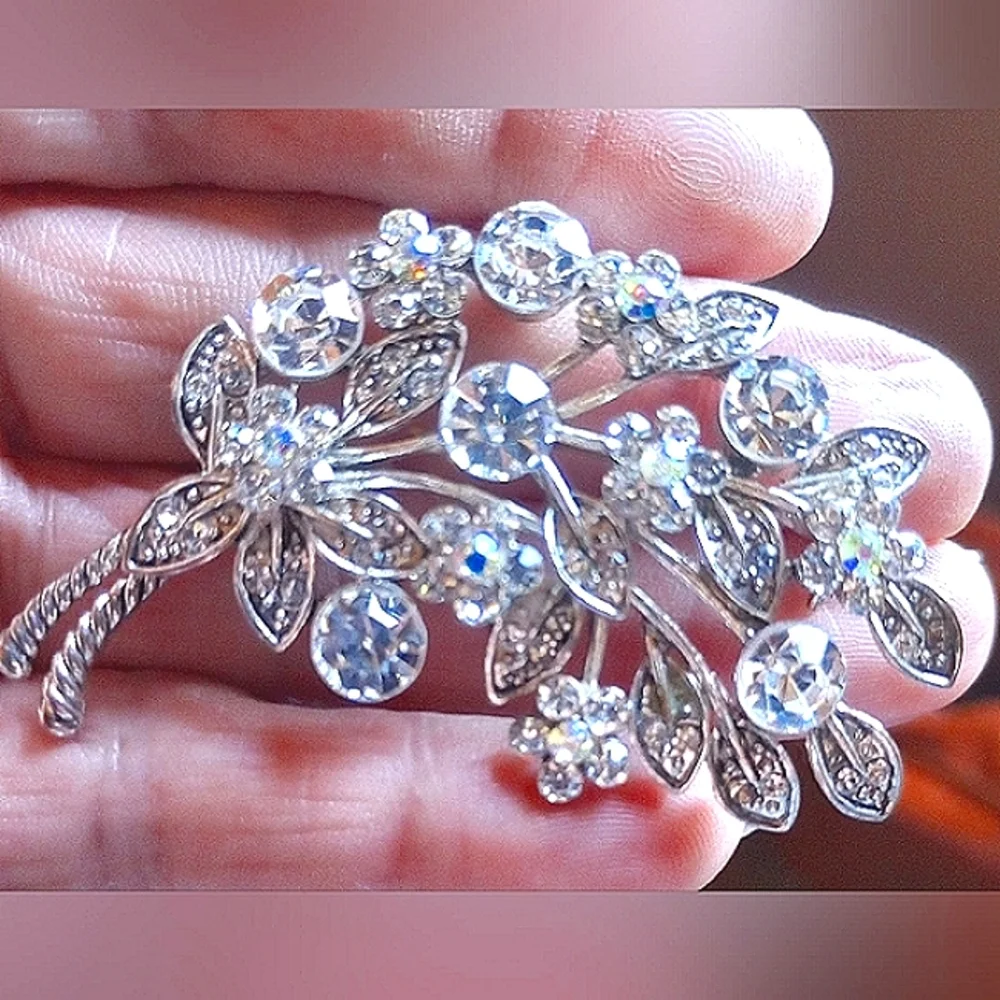 Beautiful Bouquet of Flowers!Brooch!Aurora Borealis and Clear stones.Detailed! - Picture 1 of 3